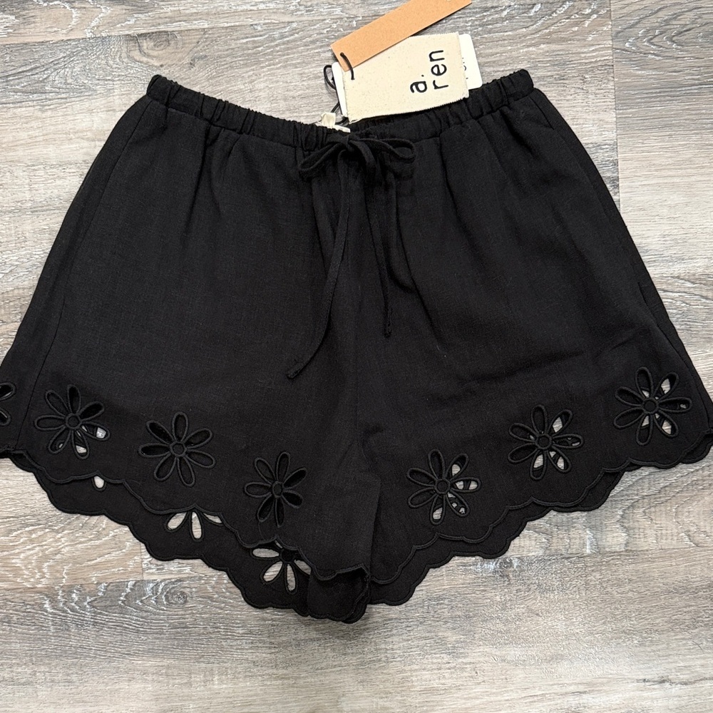 NWT a. ren Women's Black Floral cut out Hem Shorts sz s